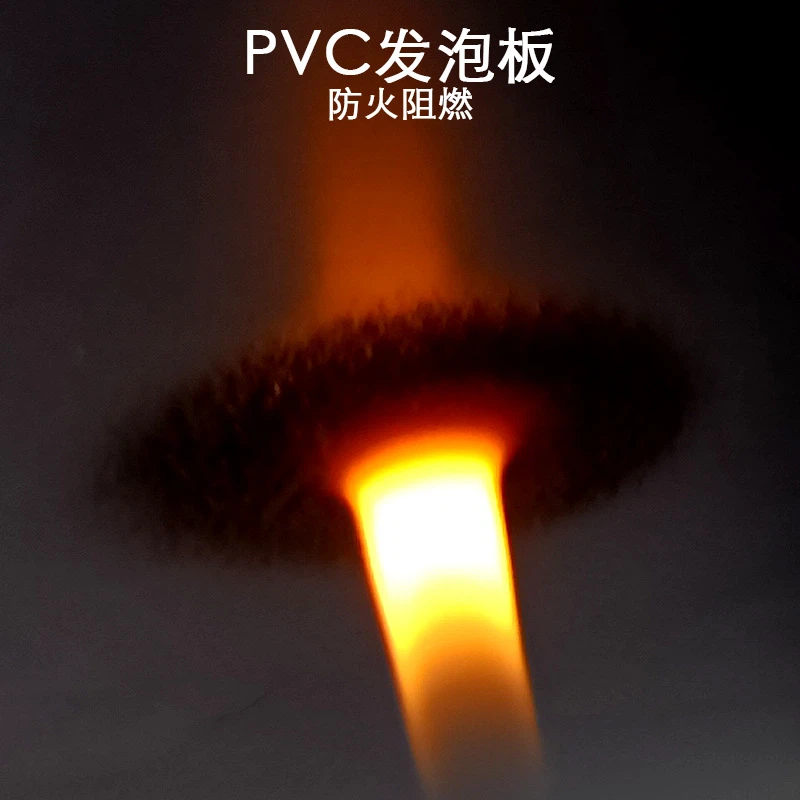 黒いポリ塩化ビニールの泡板シート